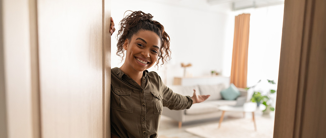 Smiling woman greeting, representing openness and emotional stability in CBT